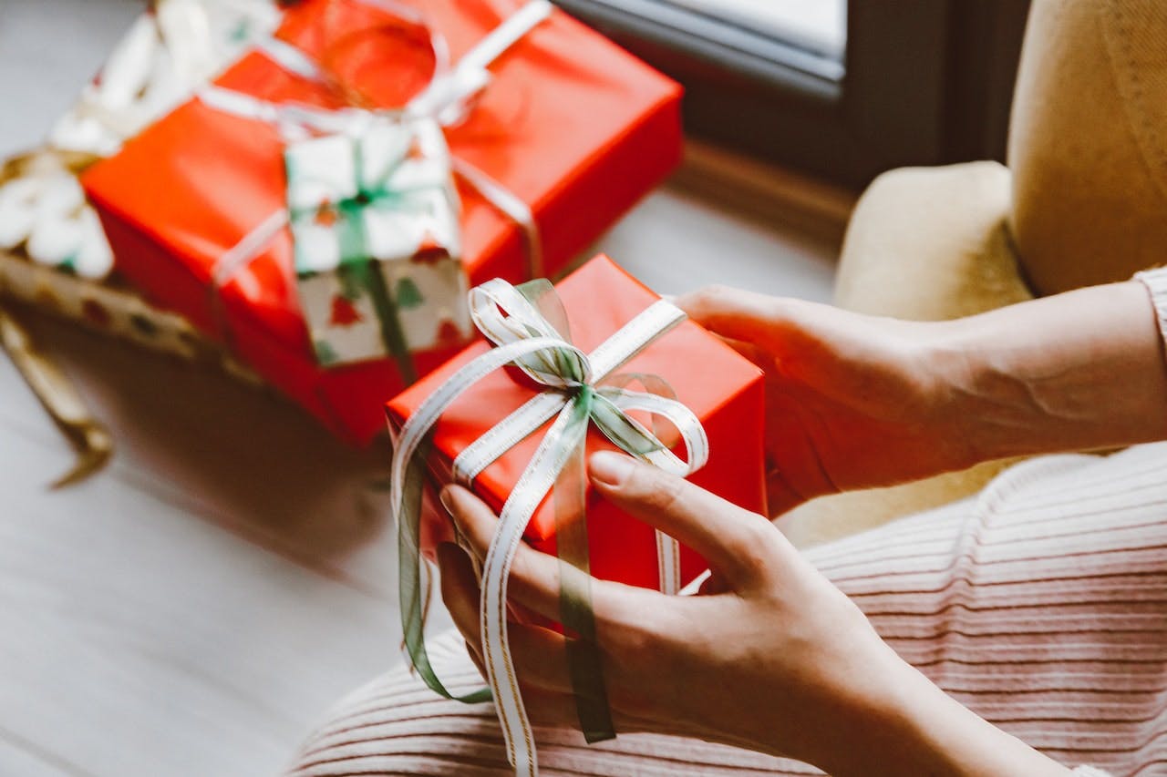The gift-giving season is upon us! If you're struggling to come up with ideas for what to get your older loved ones this year, don't worry. If you need a little gift inspiration for a mom, dad, grandparent, aunt, uncle, or any older loved one, read on for some great ideas that are sure to put a smile on their face.
50 great gifts f
